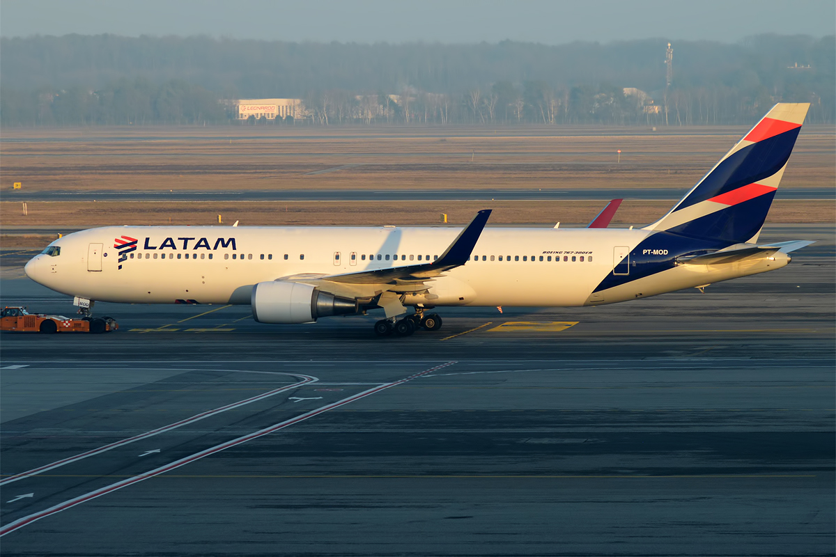 By Anna Zvereva from Tallinn, Estonia - LATAM Brasil, PT-MOD, Boeing 767-316 ER, CC BY-SA 2.0, https://commons.wikimedia.org/w/index.php?curid=66220862